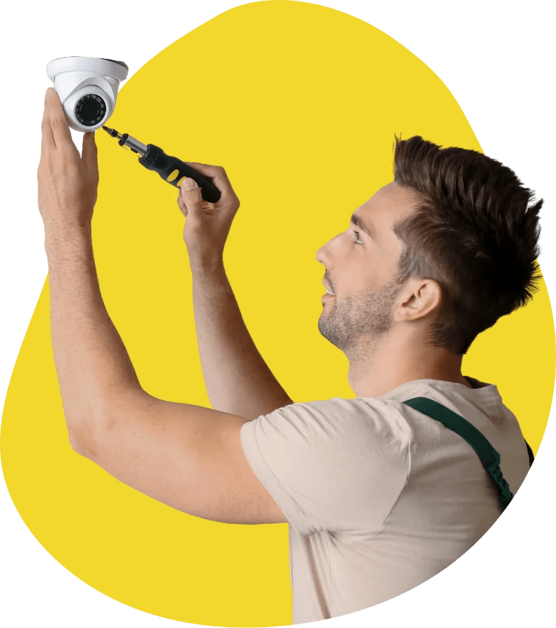 Câmera 360° fotografada como produto premium, fundo limpo, luz de estúdio